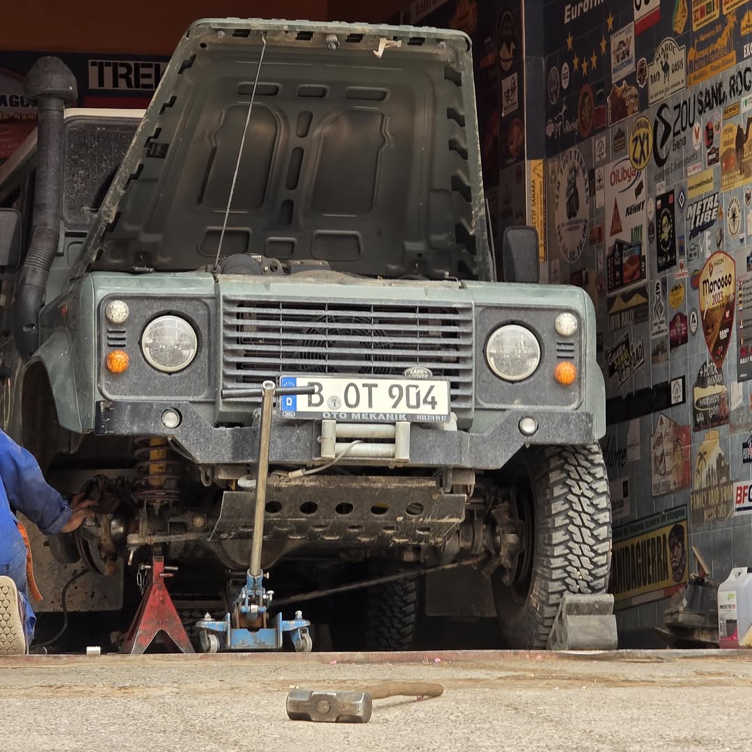 Front axle work on the Land Rover Defender with wheel and swivel hub removed at Garage Iriki workshop
