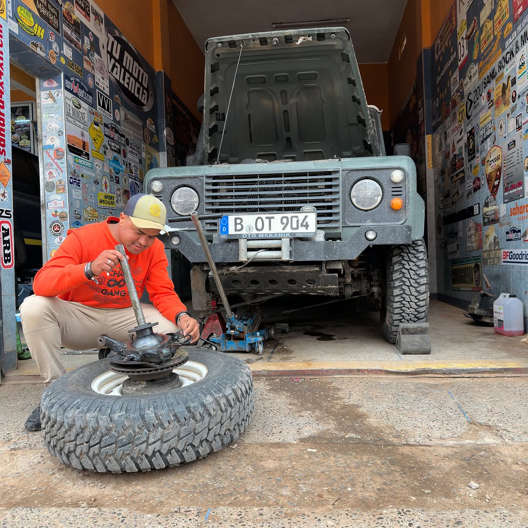 Reinstalling the sealed swivel hub assembly on the German Defender at Garage Iriki, Zagora, Morocco